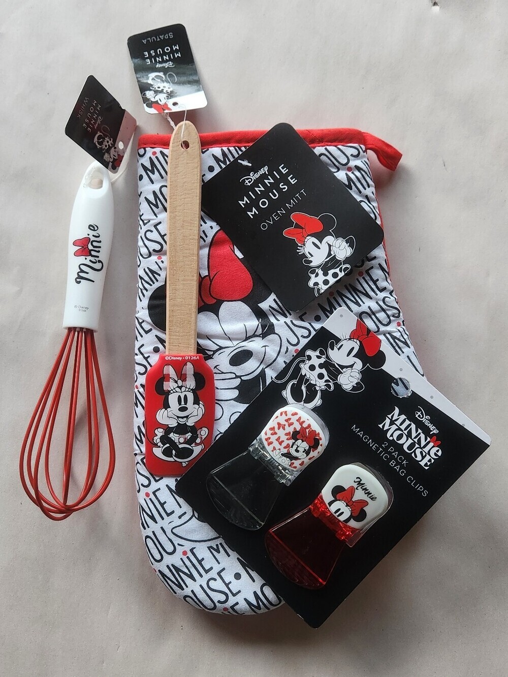 NWT Disney Minnie Mouse 4-Piece Baking Set